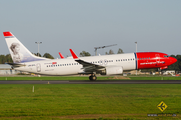 Boeing 737-8JP