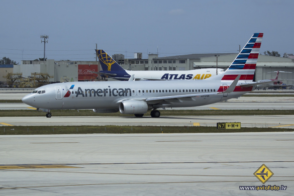 Boeing 737-823