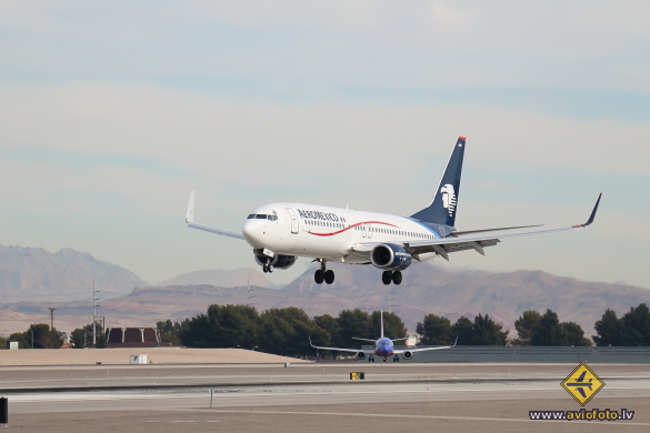 Boeing 737-852