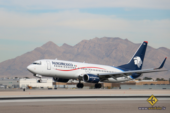 Boeing 737-852