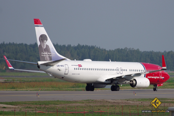 Boeing 737-8JP