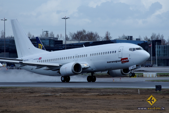 Boeing 737-36N