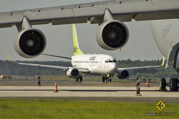 Boeing 737-36Q