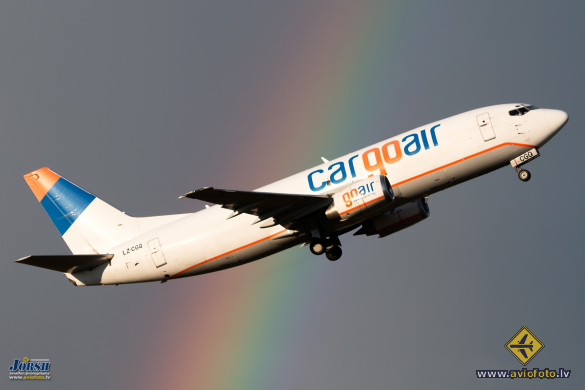 Boeing 737-3Y5(SF)