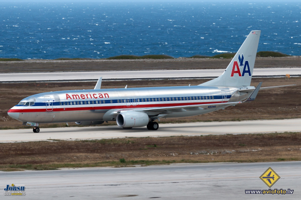 Boeing 737-823