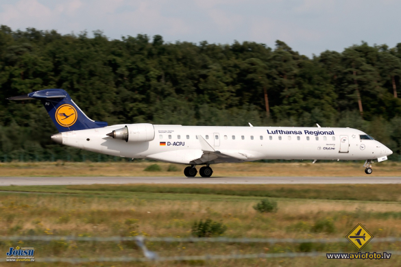 Bombardier CRJ-701ER (CL-600-2C10)