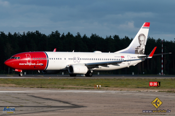 Boeing 737-8JP