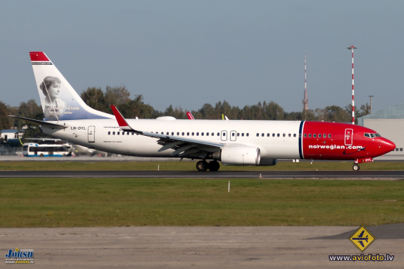 Boeing 737-8JP