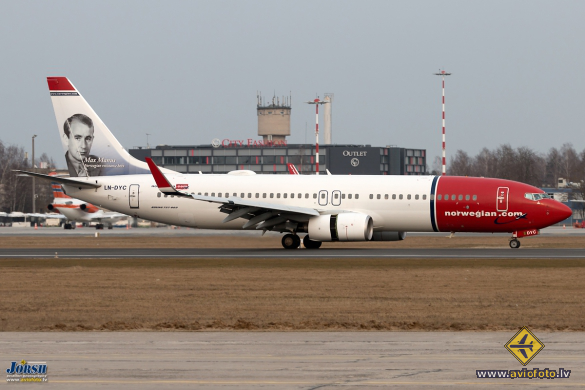 Boeing 737-8JP
