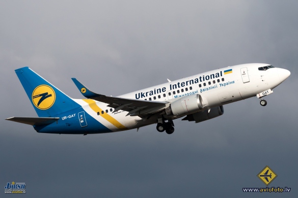 Boeing 737-528