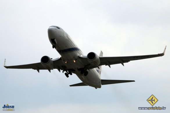 Boeing 737-858