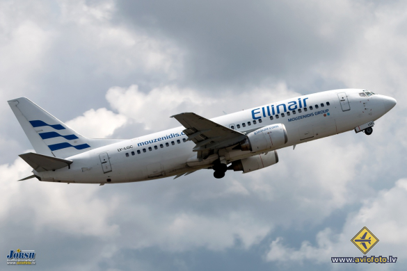 Boeing 737-382