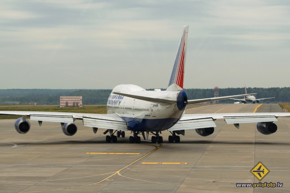 Boeing 747-444