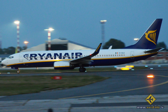 Boeing 737-8AS
