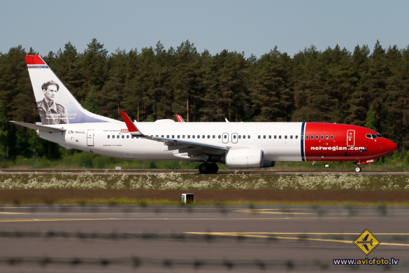 Boeing 737-8JP
