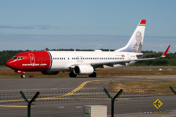 Boeing 737-8JP