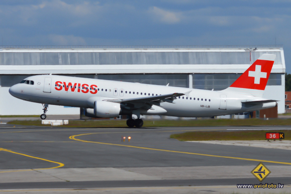 Airbus A320-214
