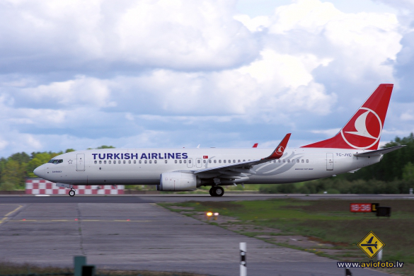 Boeing 737-8F2