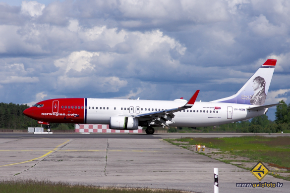 Boeing 737-8JP