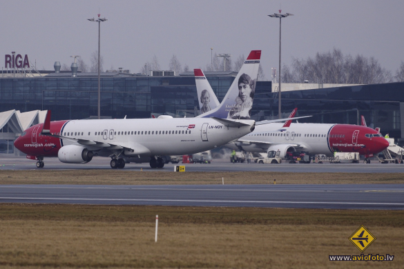 Boeing 737-8JP