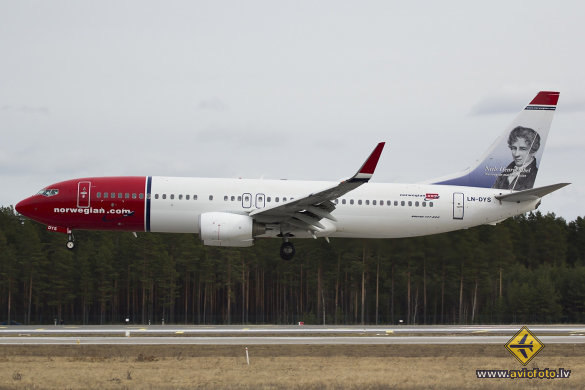 Boeing 737-8JP