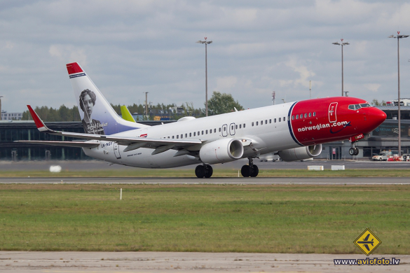 Boeing 737-8JP