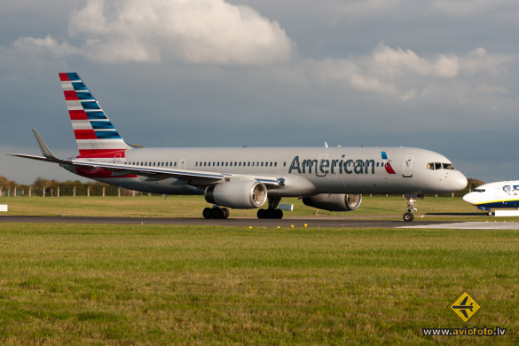 Boeing 757-2B7