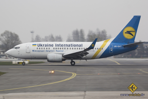 Boeing 737-528