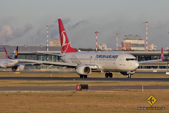 Boeing 737-8F2