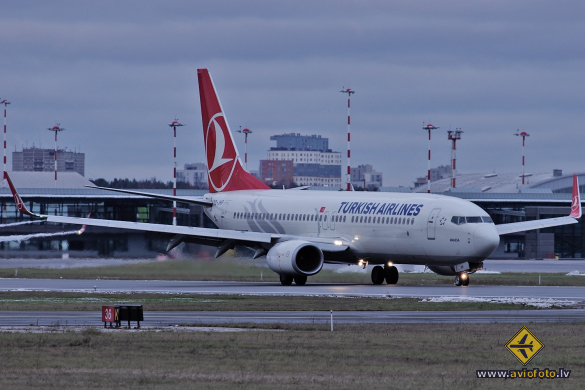Boeing 737-8F2