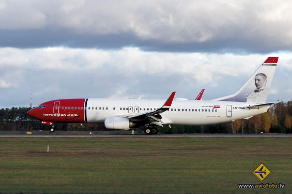 Boeing 737-8JP