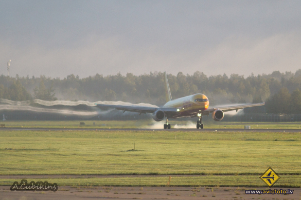 Boeing 757-236(SF)
