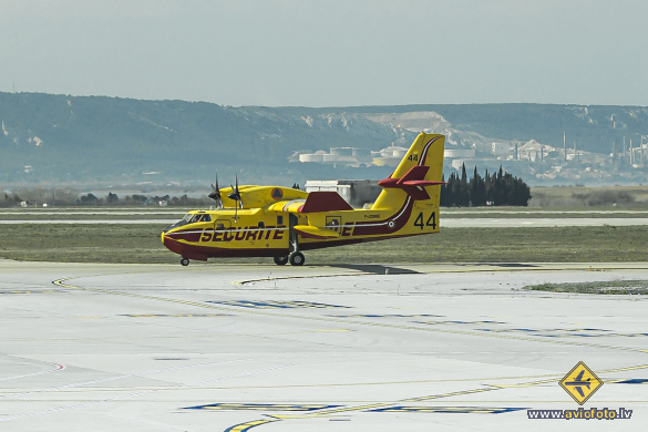 Bombardier CL-415 (CL-215-6B11)