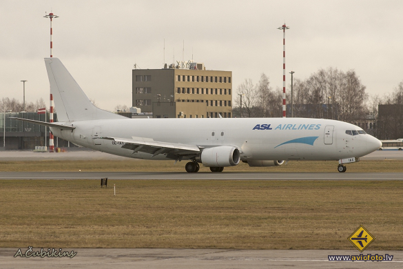 Boeing 737-48E(SF)