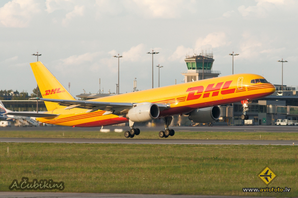 Boeing 757-236(SF)