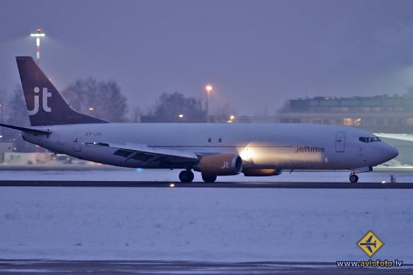 Boeing 737-448(SF)