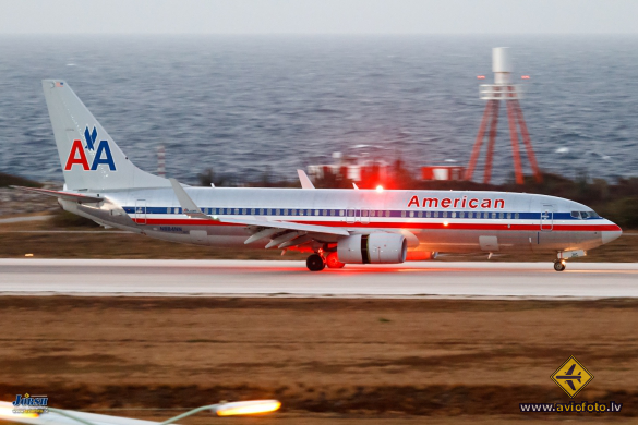 Boeing 737-823