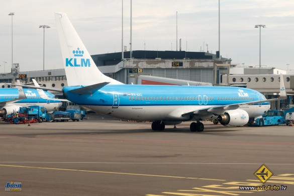 Boeing 737-8K2