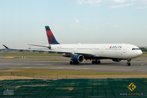 Airbus A330-323