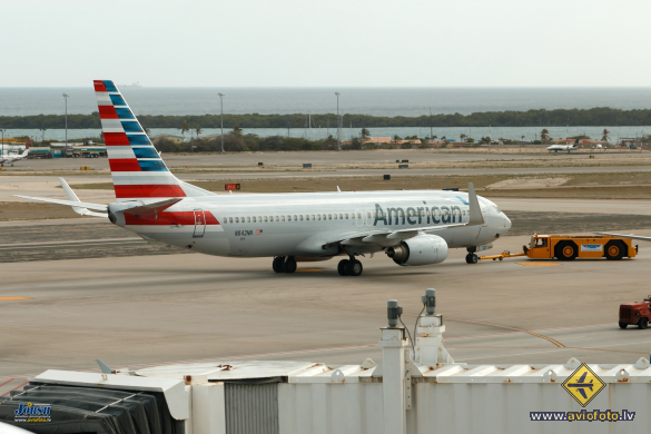 Boeing 737-823
