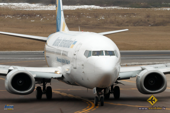 Boeing 737-528