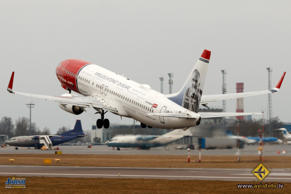 Boeing 737-8JP