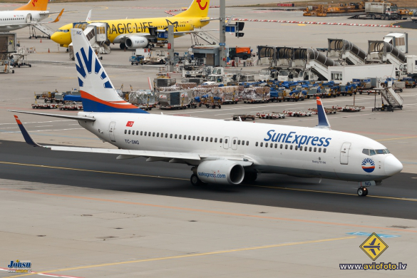 Boeing 737-8HC