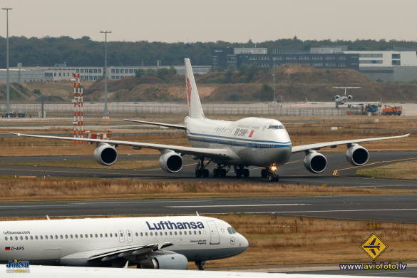 Boeing 747-89L