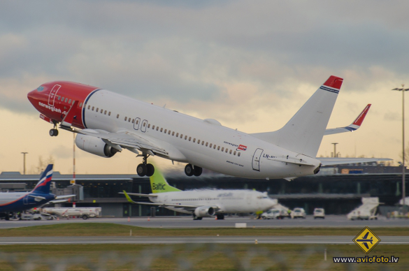 Boeing 737-8JP