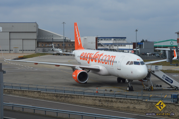 Airbus A320-214