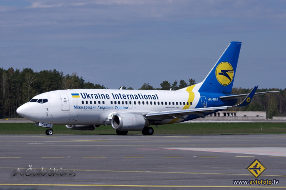 Boeing 737-528