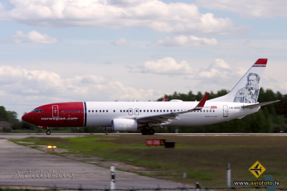 Boeing 737-86N