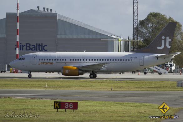 Boeing 737-382(QC)