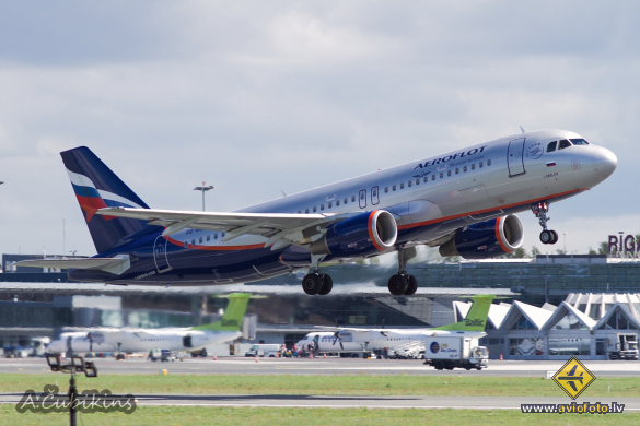 Airbus A320-214